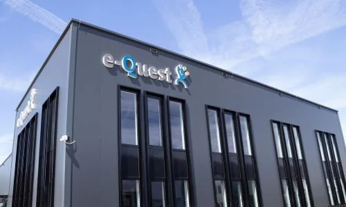 De gevel van het datacenter in Veghel met het E-Quest-logo.