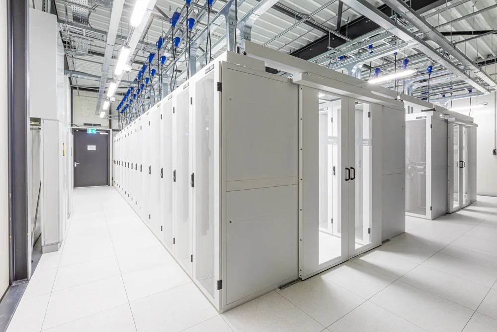 Witte serverracks met kabelgoten erboven in het datacenter in Veghel.