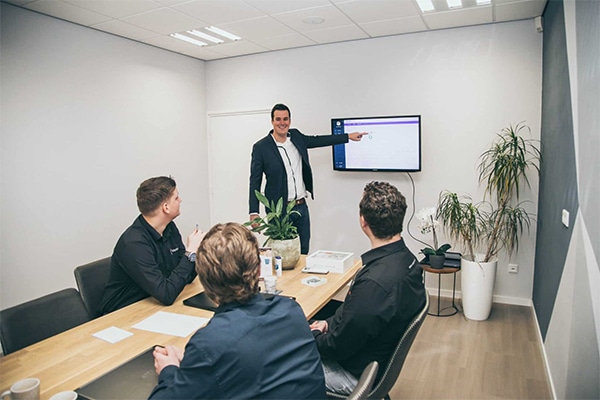 Een gesprek op het kantoor van VedaWeb